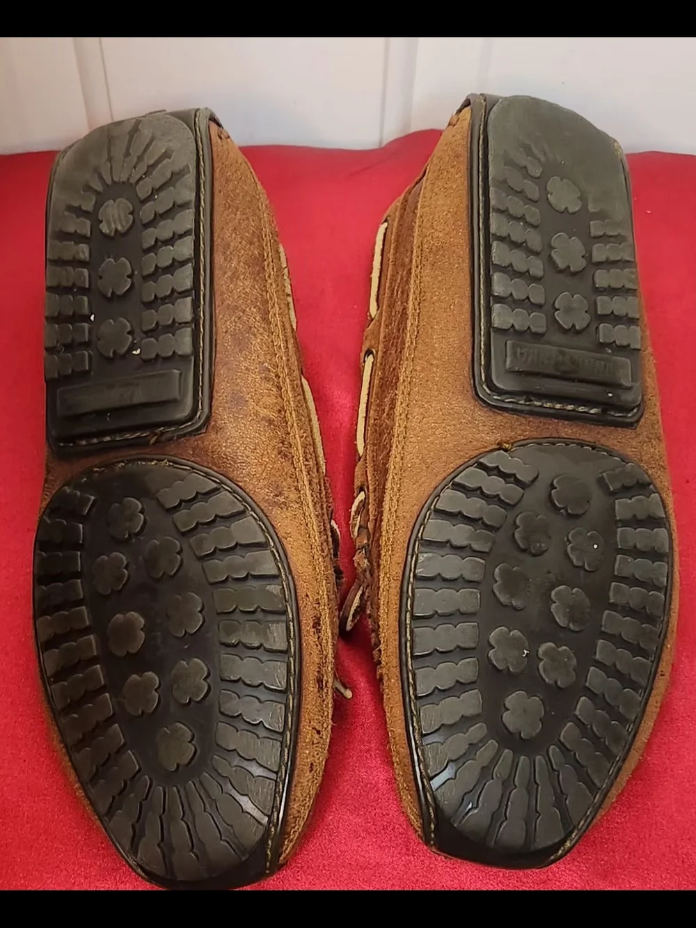Minnetonka Men's Brown Leather Moccasin Boat Shoes Size 8.5 with Flaw -See photo